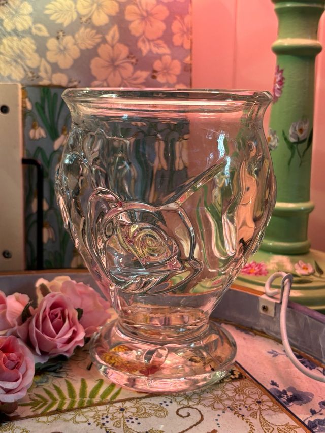 Jarrón de cristal con relieve floral