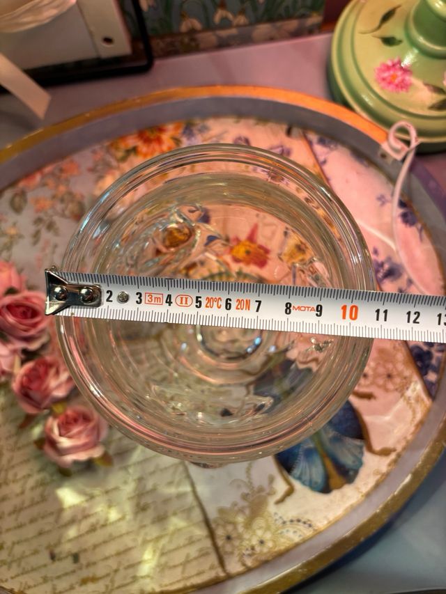 Jarrón de cristal con relieve floral