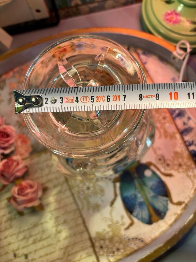 Jarrón de cristal con relieve floral