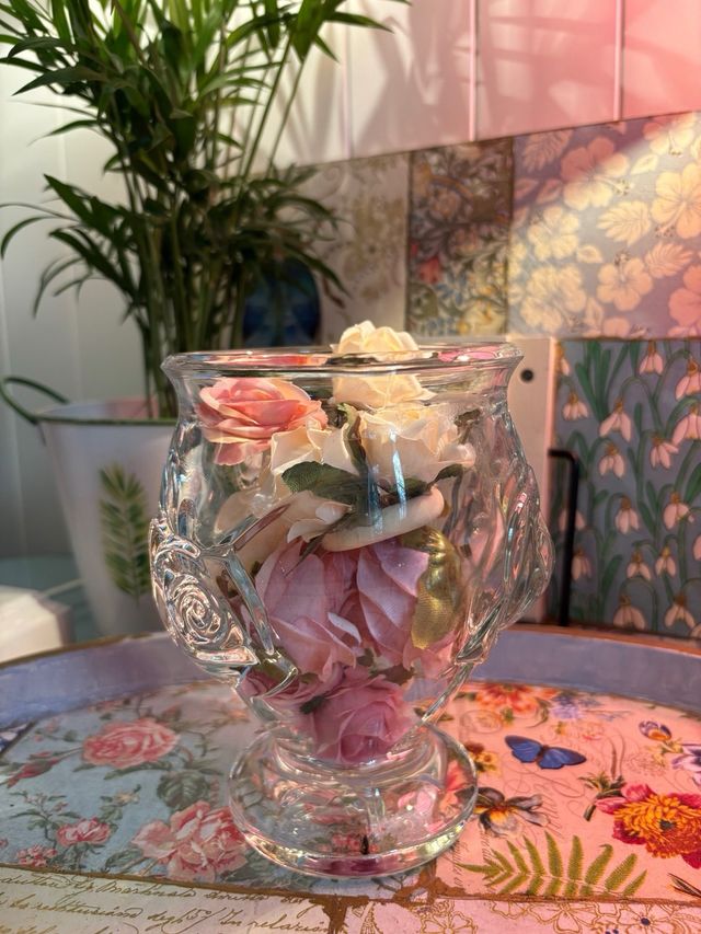 Jarrón de cristal con relieve floral