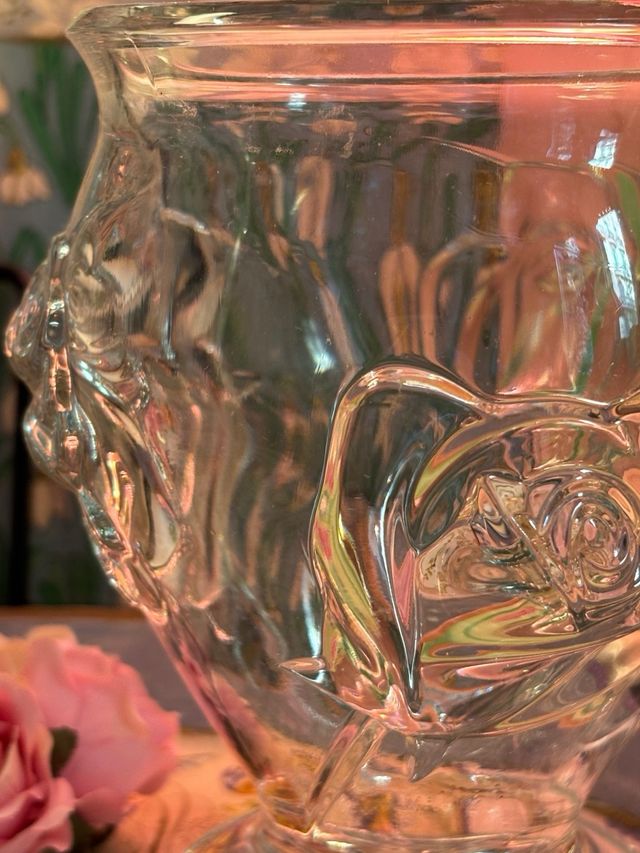 Jarrón de cristal con relieve floral