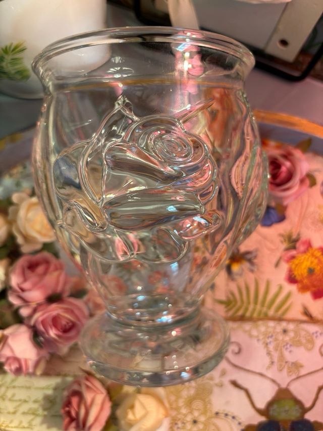 Jarrón de cristal con relieve floral