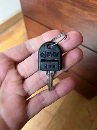 Cajonera oficina madera con llave y ruedas