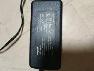 Adaptador universal SUNYDEALD para portátiles.