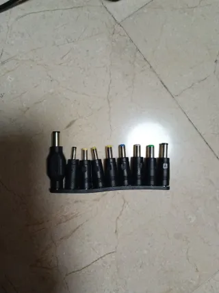 Adaptador universal SUNYDEALD para portátiles.