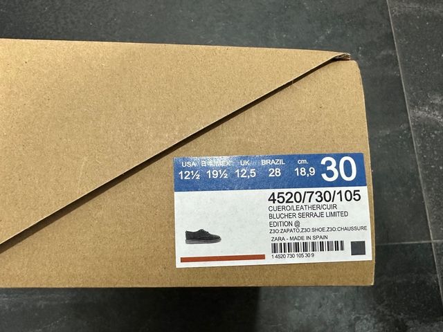 Zapatos de ante para niño. Talla 30