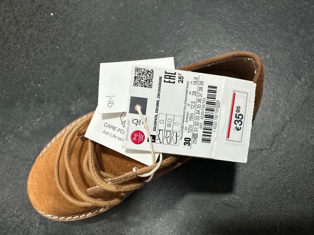 Zapatos de ante para niño. Talla 30