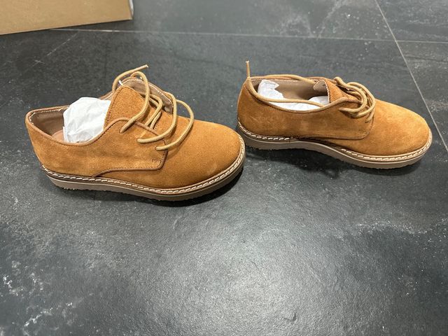 Zapatos de ante para niño. Talla 30