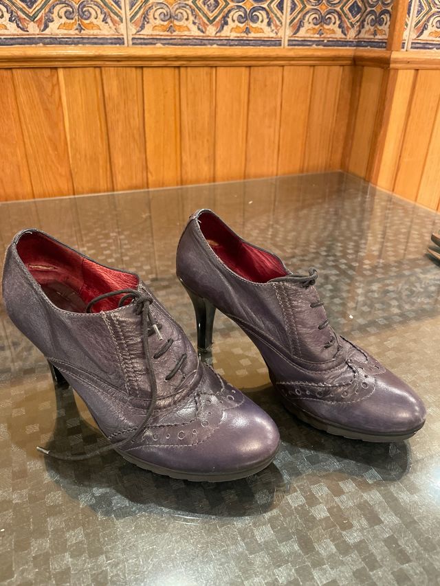 Elegantes zapatos de piel con tacón