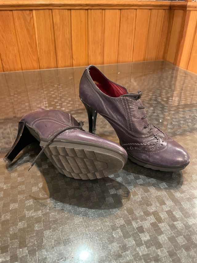 Elegantes zapatos de piel con tacón