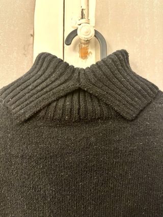 Vestido punto grueso midi cuello alto negro