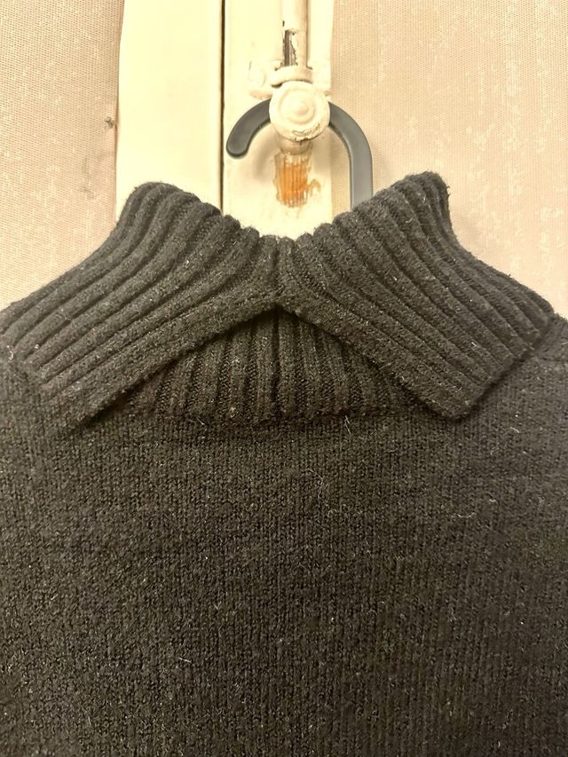 Vestido punto grueso midi cuello alto negro