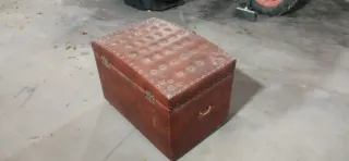 Baúl de madera con detalles metálicos