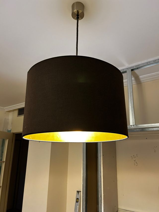 Lámpara colgante tela negra interior dorado