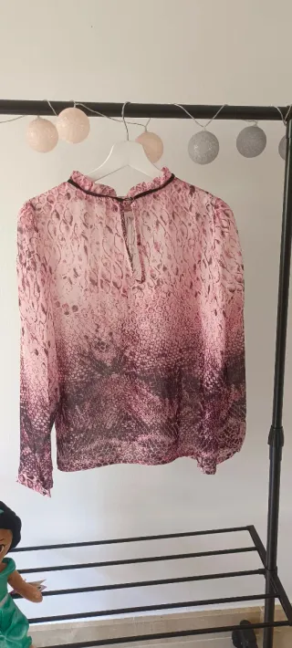 Blusa rosa con estampado
