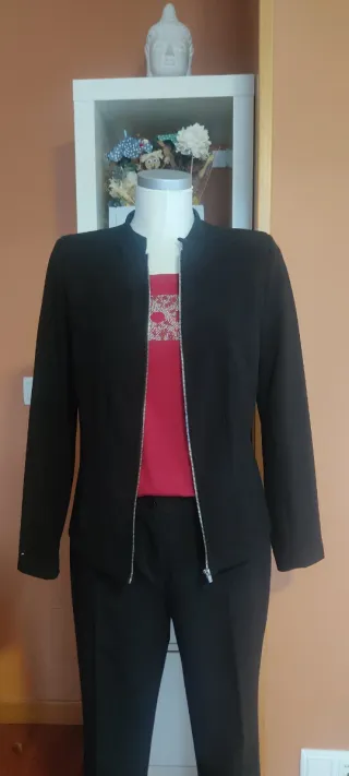 Traje de chaqueta y pantalón negro