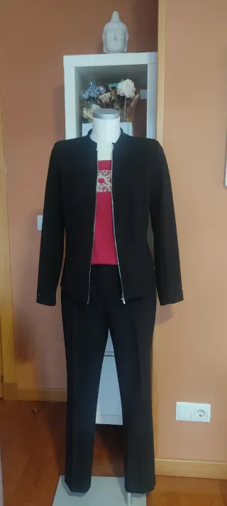 Traje de chaqueta y pantalón negro