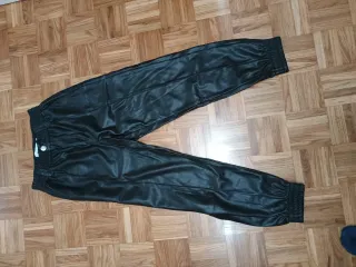 Pantalón efecto piel negro