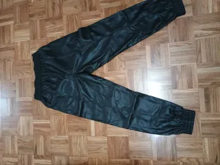 Pantalón efecto piel negro