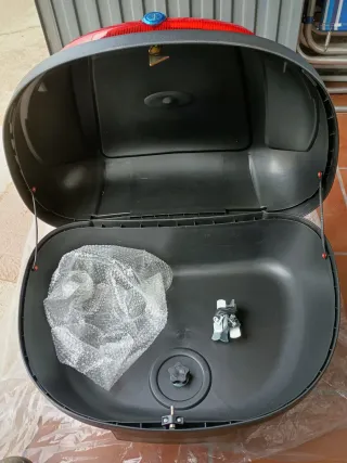 Maleta Baúl Moto Tectake Negra Roja y parrilla.