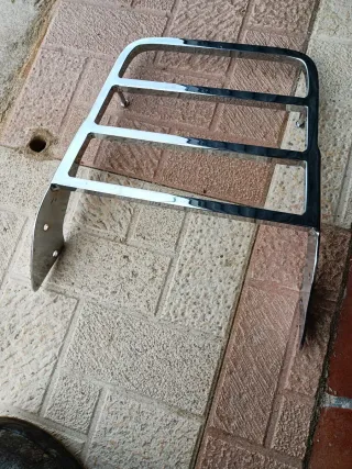 Maleta Baúl Moto Tectake Negra Roja y parrilla.