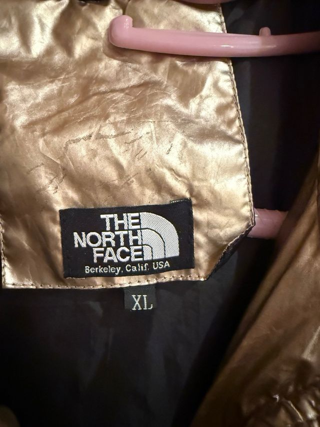 Cazadora The North Face XL Negra y Dorada. Unisex.