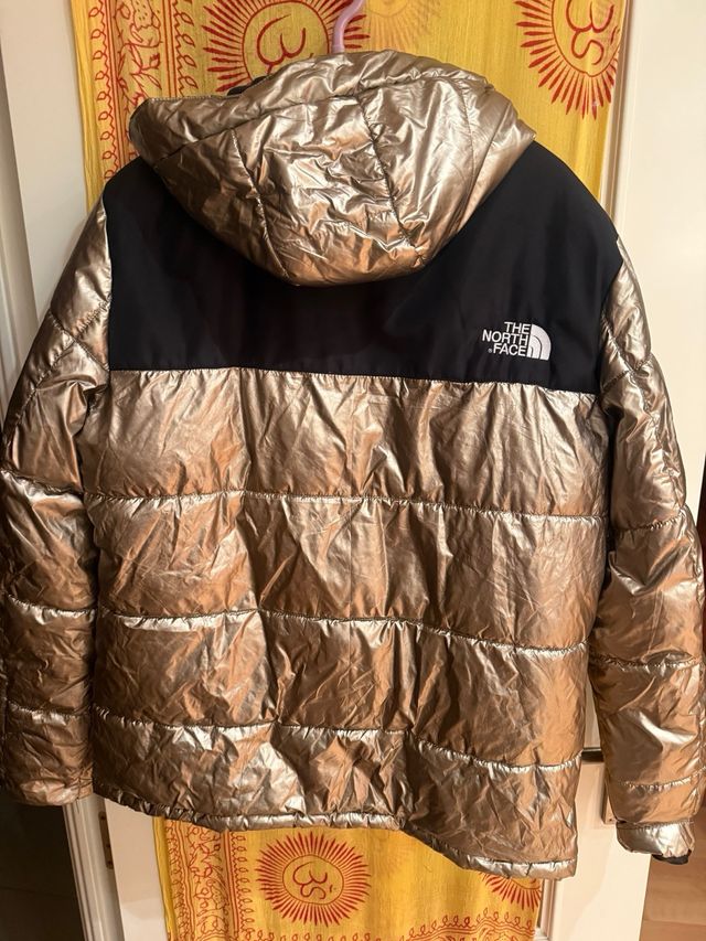 Cazadora The North Face XL Negra y Dorada. Unisex.