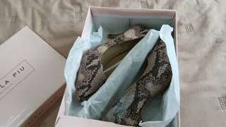 Zapatos salón mujer tacón bajo imitación serpiente