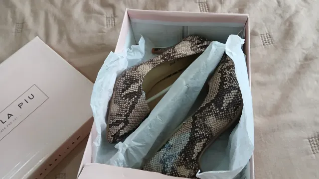 Zapatos salón mujer tacón bajo imitación serpiente
