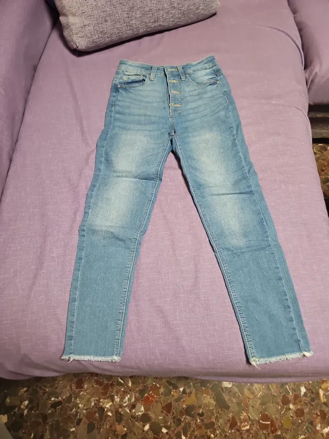 Jeans azules de tiro alto con rotos