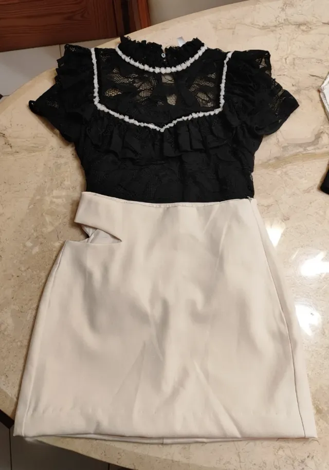 Conjunto Blusa Encaje Negro y Falda Beige