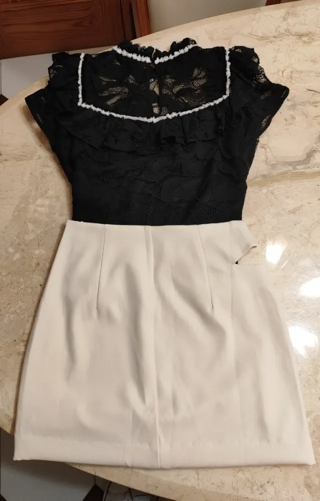 Conjunto Blusa Encaje Negro y Falda Beige