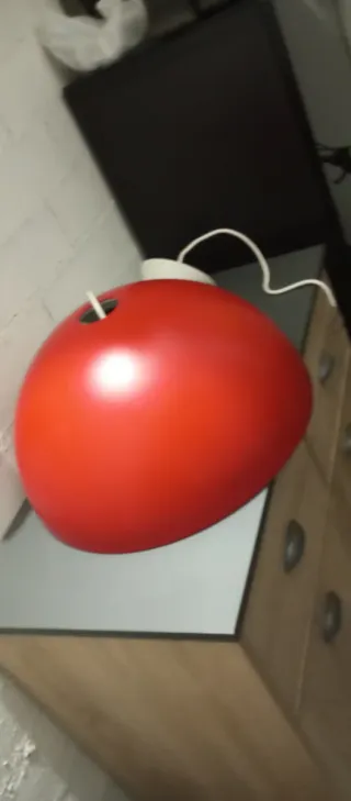 Lámpara colgante roja para bombilla de 100 W.