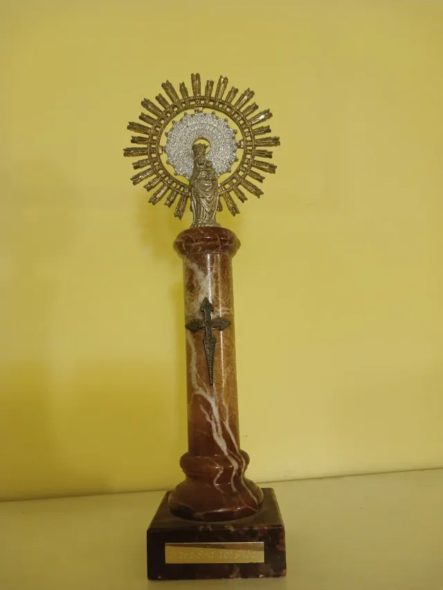 Figura Virgen del Pilar con peana