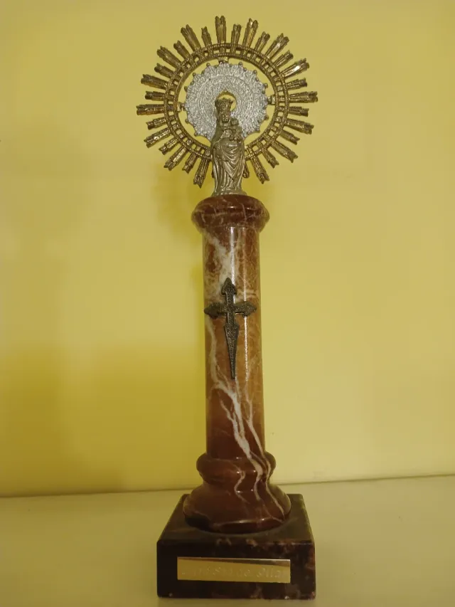 Figura Virgen del Pilar con peana