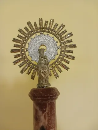 Figura Virgen del Pilar con peana
