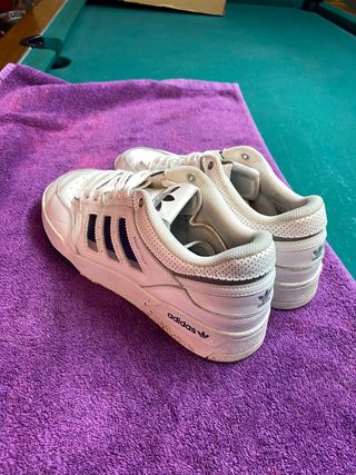 Zapatillas Adidas Blancas y Azules, talla 43 1/3.