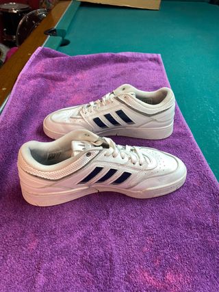Zapatillas Adidas Blancas y Azules, talla 43 1/3.