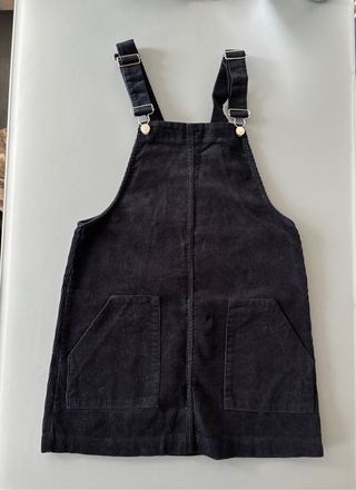 Vestido tipo peto azul marino de pana de Bershka.