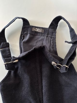 Vestido tipo peto azul marino de pana de Bershka.