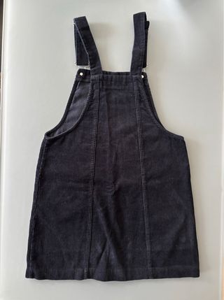 Vestido tipo peto azul marino de pana de Bershka.