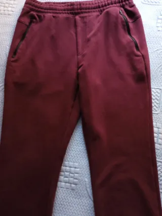 Pantalón chándal slim vino burdeos