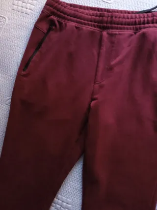 Pantalón chándal slim vino burdeos