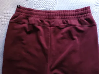 Pantalón chándal slim vino burdeos