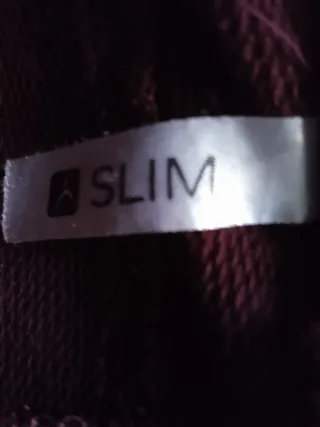 Pantalón chándal slim vino burdeos