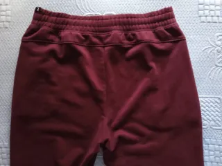 Pantalón chándal slim vino burdeos