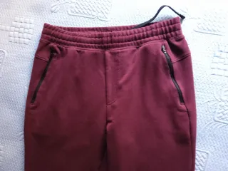 Pantalón chándal slim vino burdeos