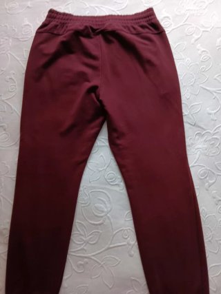 Pantalón chándal slim vino burdeos