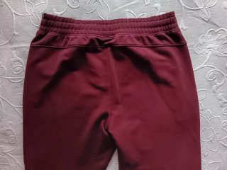 Pantalón chándal slim vino burdeos