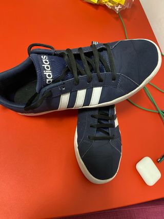 Zapatillas Adidas Azul Marino y Blanco